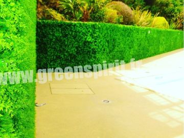 Réalisation d’un mur végétal artificiel sur mesure par l’entreprise @greenspirit_mur_vegetal #murvegetal #plafondvegetal #verticalgarden #designvegetal...